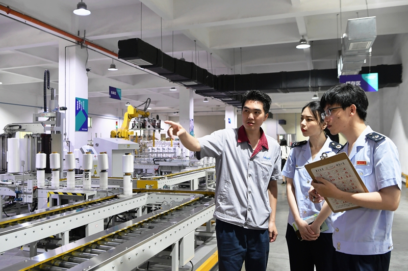 擦亮新时代党的建设“金色名片”——以习近平同志为核心的党中央贯彻执行中央八项规定、推进作风建设纪实(图2) 1.jpg