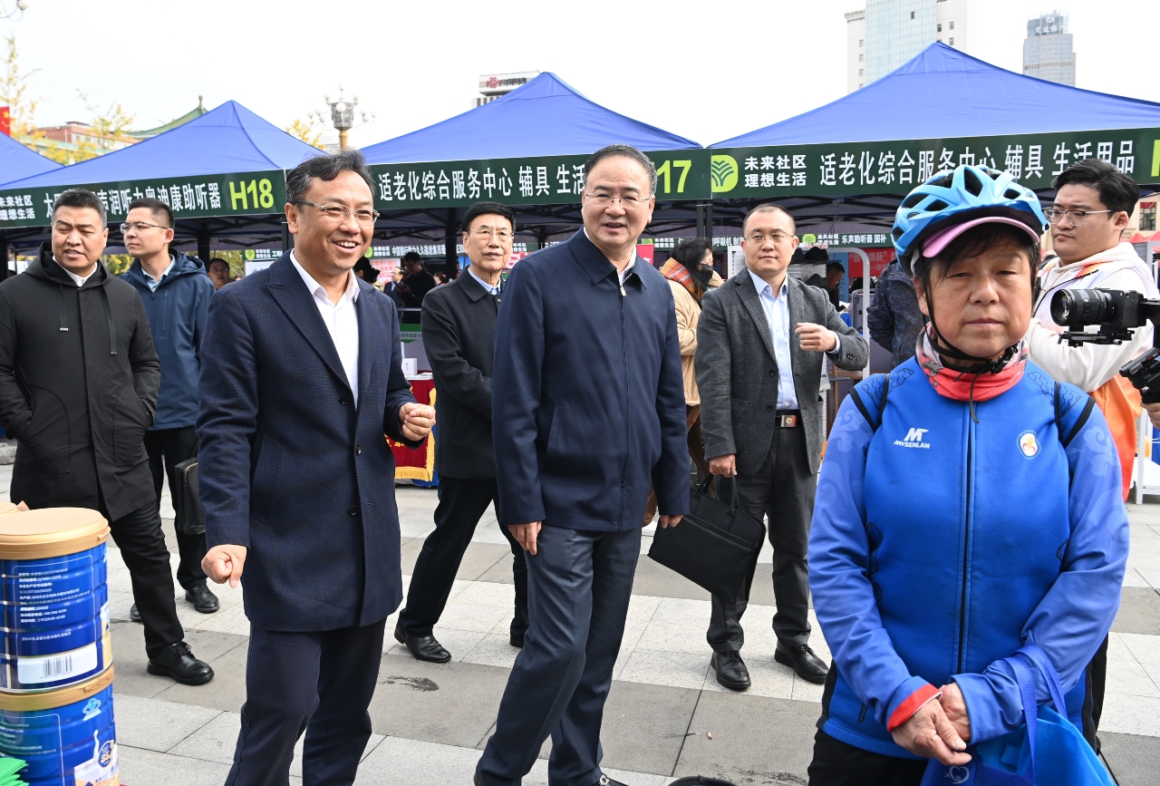 2025年山西省“敬老月”活动启动仪式暨“晋情享老 银龄集市”居家适老化改造产品消费补贴活动在太原举行(图4) 参观2.jpg