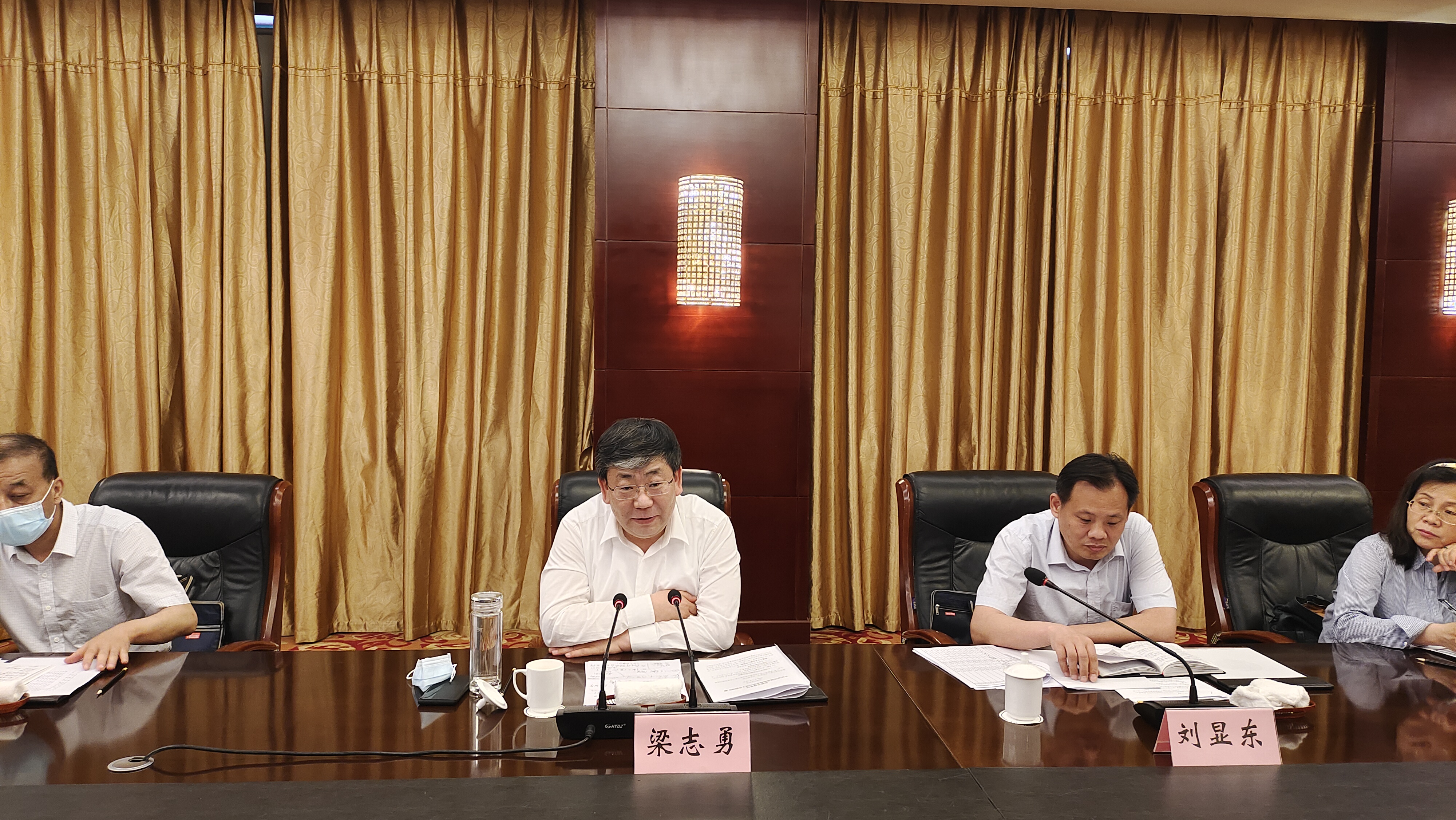 王仂和省商务厅市场秩序处处长刘显东,市场秩序处二级调研员高全军